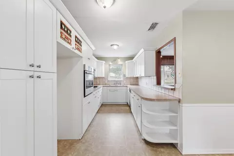 Kitchen - 1607 Windlea Dr, Euless, TX 76040 photo 1 of 4