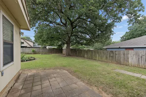Exterior - 1607 Windlea Dr, Euless, TX 76040 photo 4 of 6