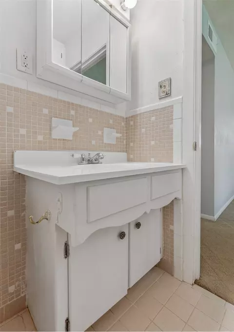 Bath - 1607 Windlea Dr, Euless, TX 76040 photo 2 of 3