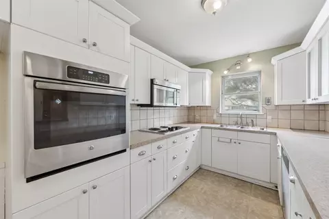 Kitchen - 1607 Windlea Dr, Euless, TX 76040 photo 3 of 4