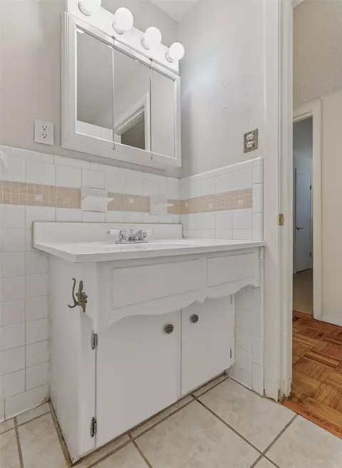 Bath - 1607 Windlea Dr, Euless, TX 76040 photo 3 of 3
