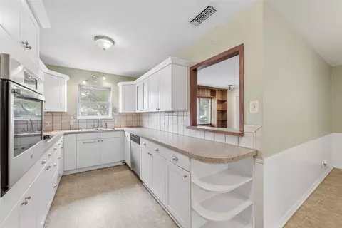 Kitchen - 1607 Windlea Dr, Euless, TX 76040 photo 2 of 4