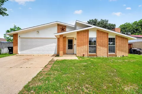 4036 Seven Gables St, Fort Worth, TX 76133