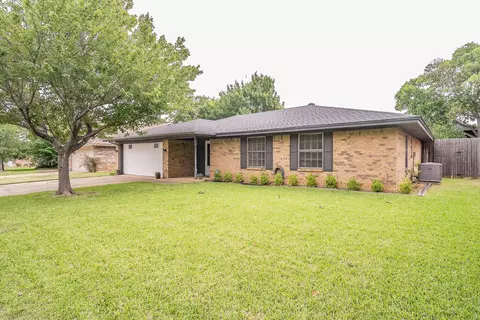 500 Emerson Dr, Euless, TX 76039