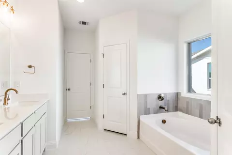 Bath - 2716 Glasgow Way, Denton, TX 76207 photo 2 of 3