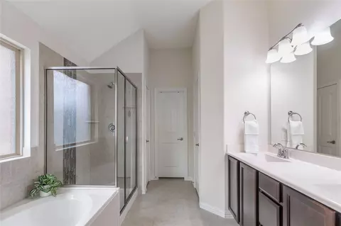 Bath - 816 Skytop Dr, Haslet, TX 76052 photo 1 of 4