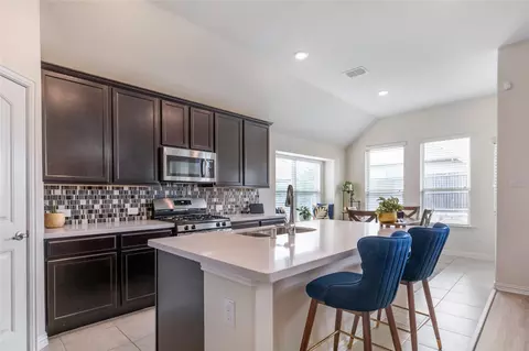 Kitchen - 816 Skytop Dr, Haslet, TX 76052 photo 2 of 3
