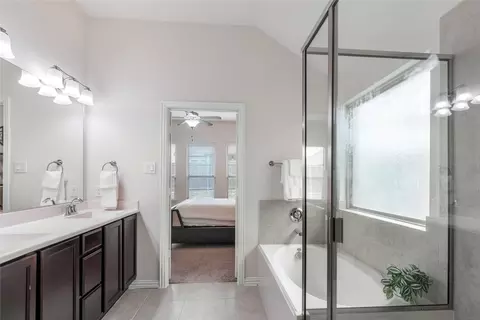 Bath - 816 Skytop Dr, Haslet, TX 76052 photo 3 of 4