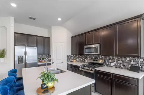 Kitchen - 816 Skytop Dr, Haslet, TX 76052 photo 3 of 3
