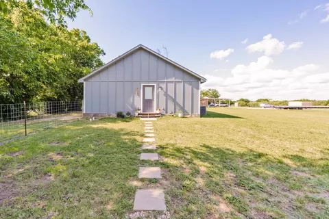 709 W Live Oak St, Alvord, TX 76225