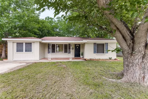 5901 Circular Dr, North Richland Hills, TX 76117