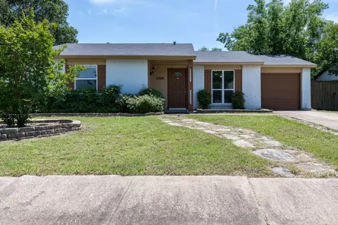 5728 Pearce St, The Colony, TX 75056