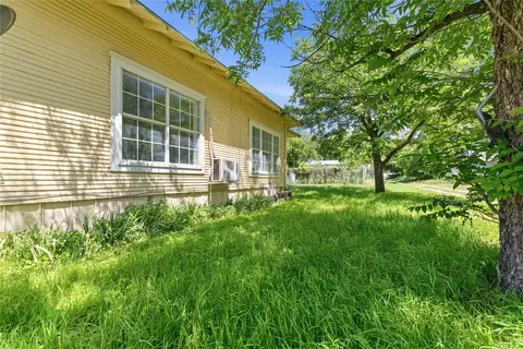 Exterior - 102 E Fitzgerald St, Bangs, TX 76823 photo 5 of 10