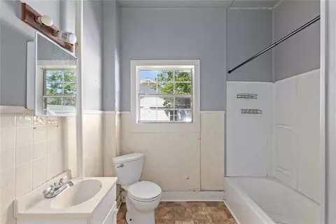 Bath - 102 E Fitzgerald St, Bangs, TX 76823 photo 1 of 1