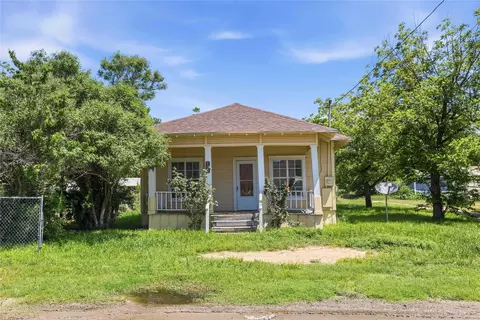 Exterior - 102 E Fitzgerald St, Bangs, TX 76823 photo 2 of 10