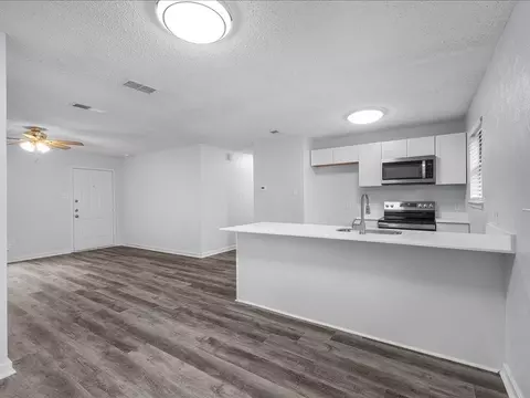 Kitchen - 303 Mansfield Rd, Cleburne, TX 76031 photo 3 of 4