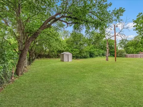 Exterior - 303 Mansfield Rd, Cleburne, TX 76031 photo 4 of 4