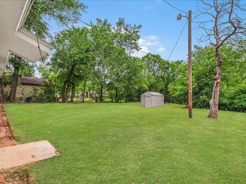 Exterior - 303 Mansfield Rd, Cleburne, TX 76031 photo 3 of 4