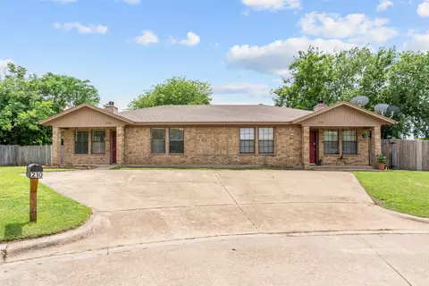 208 Lanham Ct, White Settlement, TX 76108