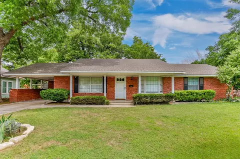 215 E Tennie St, Gainesville, TX 76240