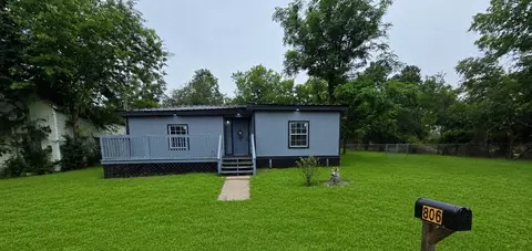 806 S Rusk Ave, Cameron, TX 76520