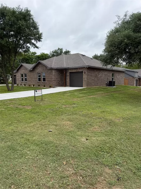 106 Woodard Ave, Cleburne, TX 76033