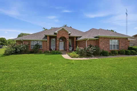 730 Kiowa Dr W, Lake Kiowa, TX 76240