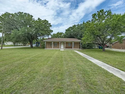 308 Oakwood St, Chico, TX 76431