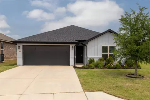 500 Adams Ct, Weatherford, TX 76085