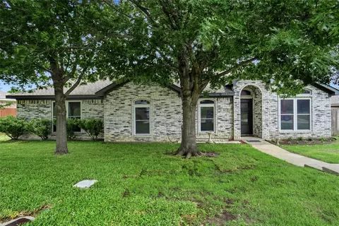 423 Fall Cedar Dr, Fort Worth, TX 76108
