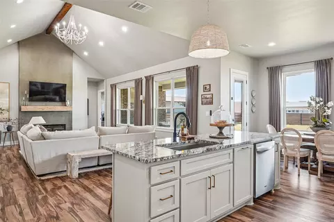 210 Lakecrest Dr, Muenster, TX 76252