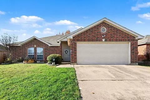 813 Wrentham Dr, Saginaw, TX 76179
