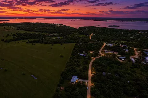 147 Lark Meadow Dr, Runaway Bay, TX 76426