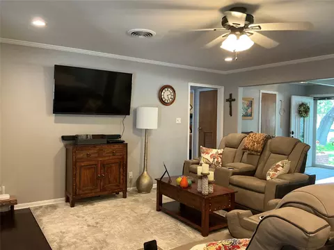 Living - 900 N Elm St, Comanche, TX 76442 photo 2 of 3