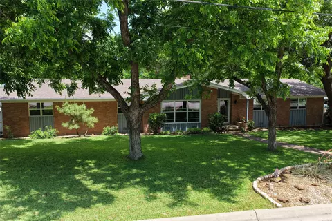 900 N Elm St, Comanche, TX 76442