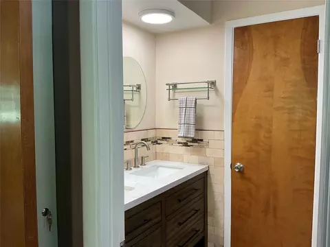 Bath - 900 N Elm St, Comanche, TX 76442 photo 3 of 5