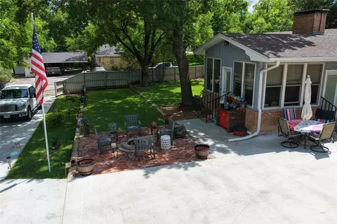 Exterior - 900 N Elm St, Comanche, TX 76442 photo 2 of 4
