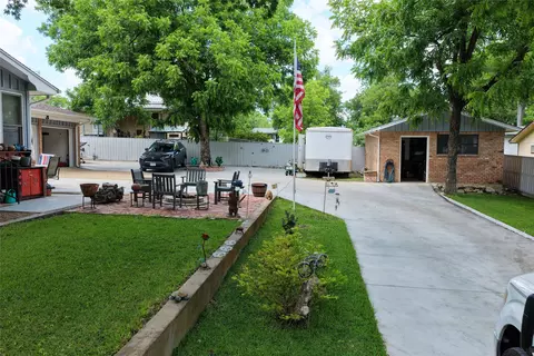 Exterior - 900 N Elm St, Comanche, TX 76442 photo 3 of 4