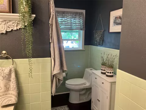 Bath - 900 N Elm St, Comanche, TX 76442 photo 1 of 5