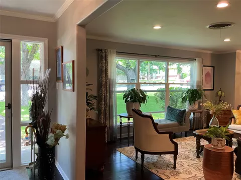 Entry Way - 900 N Elm St, Comanche, TX 76442 photo 2 of 4