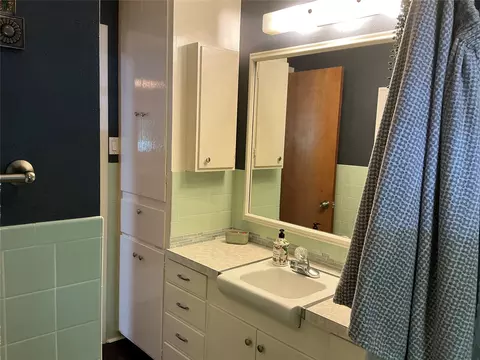 Bath - 900 N Elm St, Comanche, TX 76442 photo 2 of 5