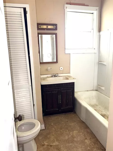 Bath - 213 215 Mcdonald St, Minden, LA 71055 photo 1 of 2