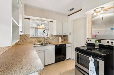 1822 Finley Rd, Irving, TX 75062