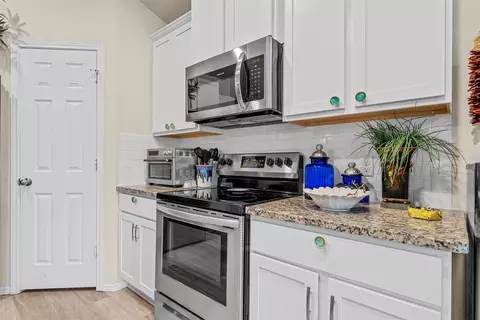 Kitchen - 3204 Beutel Rd, Lorena, TX 76655 photo 4 of 5