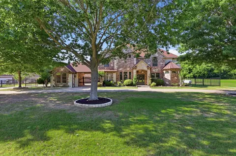 2056 Willow Bend Dr, Oak Leaf, TX 75154