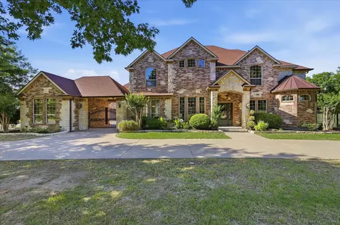 2056 Willow Bend Dr, Oak Leaf, TX 75154