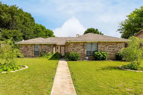 1865 Juniper Ln, Lewisville, TX 75077