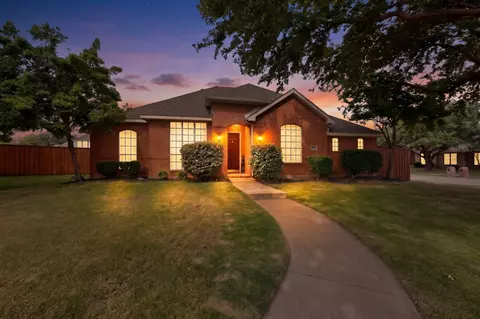 8406 Lexington Ct, Rowlett, TX 75089