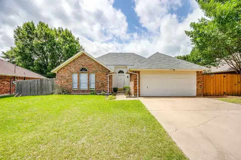 1204 Dogwood Dr, Benbrook, TX 76126