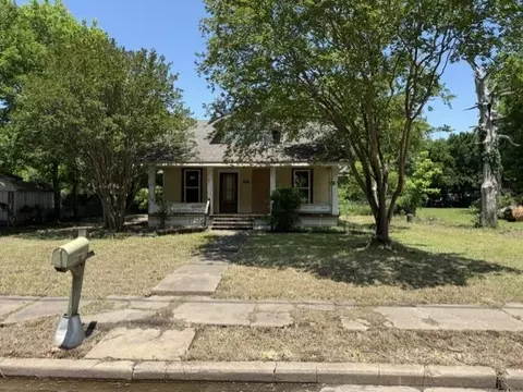 812 W 10th St, Bonham, TX 75418